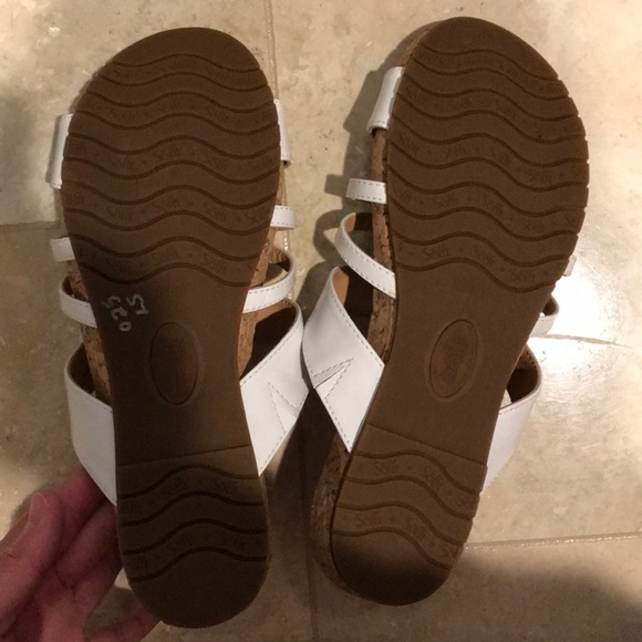 BRAND NEW white Sofft sandals - Picture 2 of 5